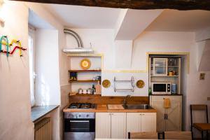 Kuchyň nebo kuchyňský kout v ubytování Appartamento del Carmine