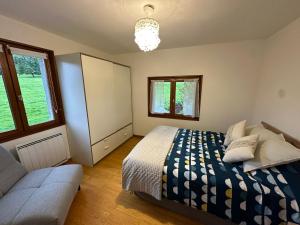 een slaapkamer met een bed, een bank en ramen bij Chambres d'hôtes , Guest house in Chainaz-les-Frasses +20 foto's