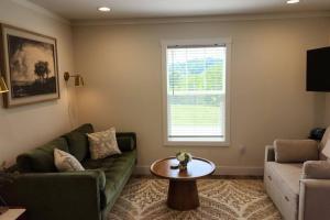 Posezení v ubytování WiFi Firepit Fishing Pond - FarmView