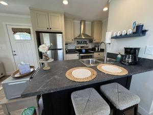 Kuchyň nebo kuchyňský kout v ubytování WiFi Firepit Fishing Pond - FarmView