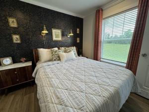 Postel nebo postele na pokoji v ubytování WiFi Firepit Fishing Pond - FarmView + 63 fotografií