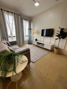 Μια τηλεόραση ή/και κέντρο ψυχαγωγίας στο Rumah Rumi Homestay +15 φωτογραφίες