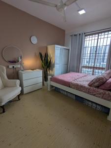 Ένα ή περισσότερα κρεβάτια σε δωμάτιο στο Rumah Rumi Homestay