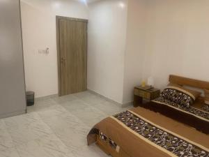 Ένα ή περισσότερα κρεβάτια σε δωμάτιο στο BJ's SHORTLET OGOMBO ROAD +3 φωτογραφίες