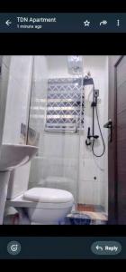 un baño con inodoro y lavabo en TDN Service Apartment, en Benin City 7 fotos más