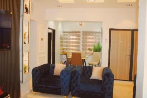 Khu vực ghế ngồi tại 2 Bedroom Apartment - Flixx & Flixx Apartments