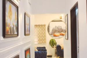 Khu vực ghế ngồi tại 2 Bedroom Apartment - Flixx & Flixx Apartments