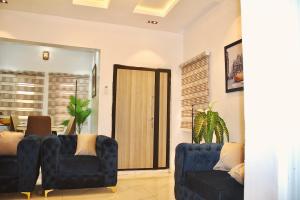 Khu vực ghế ngồi tại 2 Bedroom Apartment - Flixx & Flixx Apartments