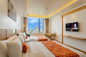 una habitación de hotel con dos camas y un televisor en Hotel Anuttara, Boudha, en Baudhatinchule 137 fotos más