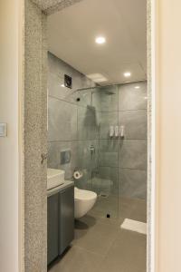 The Nest, Karjat في كارجات: حمام مع دش زجاجي ومرحاض