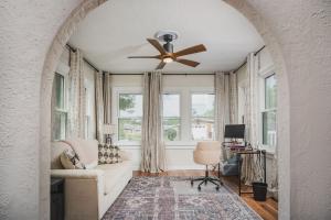 Posezení v ubytování Whimsical Historic Getaway Near Golf Skiing and Wisconsin Southern Lakes