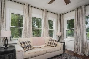 Posezení v ubytování Whimsical Historic Getaway Near Golf Skiing and Wisconsin Southern Lakes