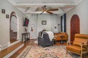 Posezení v ubytování Whimsical Historic Getaway Near Golf Skiing and Wisconsin Southern Lakes