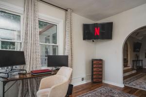 TV a/nebo společenská místnost v ubytování Whimsical Historic Getaway Near Golf Skiing and Wisconsin Southern Lakes