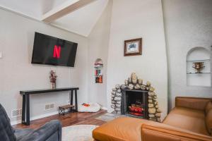 TV a/nebo společenská místnost v ubytování Whimsical Historic Getaway Near Golf Skiing and Wisconsin Southern Lakes + 31 fotografií