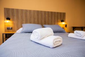 a bed with two towels on top of it at Ca La Padrina in Torre del Español