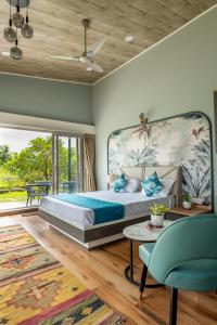 The Nest, Karjat في كارجات: غرفة نوم مع سرير كبير وشرفة +72 صورة