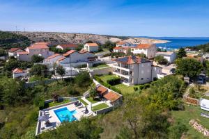una vista aérea de una casa con piscina en B&M Rab-Lopar, en Lopar