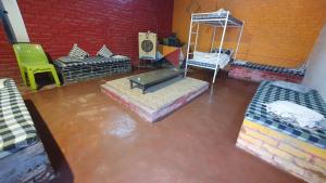 una habitación inundada con dos sillas y una mesa en Mr freedom hostel, en Pushkar