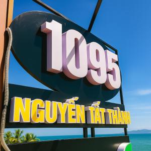 un panneau pour un taxi à Newvermont dans l'établissement Hong Phuc Hotel 2 Da Nang, à Đà Nẵng