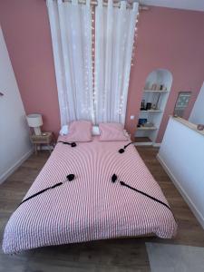 ein Schlafzimmer mit einem großen Bett in einem rosa Zimmer in der Unterkunft Love room - Casa Lova in Saussan + 13 Fotos