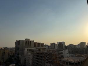 une vue sur les toits d'une ville avec des bâtiments dans l'établissement Moon Homes in Downtown Cairo, au Caire