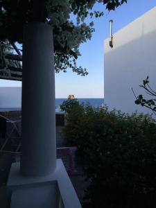 vistas al océano desde el balcón de una casa en Casa Martha en Stromboli