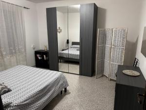 ein Schlafzimmer mit zwei Betten und einem Spiegel in der Unterkunft La Vecchia Chiassaia (mare/montagna) in La Pescaia