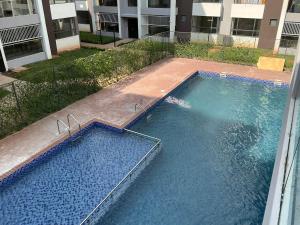 Bazén v ubytování Mimah's cozy getaway near JKIA at Taurus Residences nebo v jeho okolí