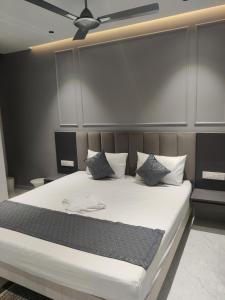 Giường trong phòng chung tại The Bypass Inn