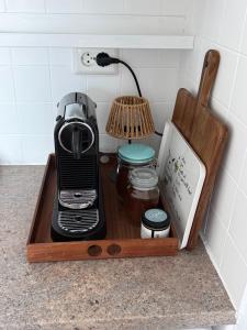 een aanrecht met een koffiezetapparaat op een snijplank bij Ferienhaus mit atemberaubendem Meerblick, privatem Pool und Whirlpool in Aliko Beach
