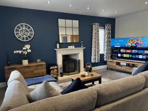 TV a/nebo společenská místnost v ubytování Modern Retreat with Hot Tub and Cinema