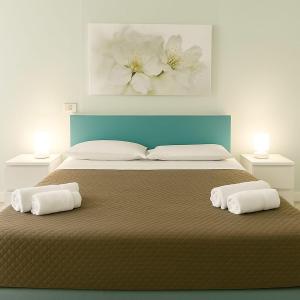 een slaapkamer met een groot bed met twee kussens bij B&B La Tua Dimora in Palermo