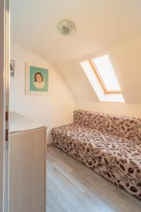 a room with a bed and a window at Vienna Rem in Lukavac