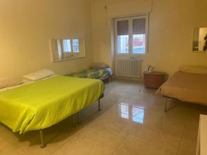una camera da letto con un letto con una coperta gialla sopra di Central Matera cesarea a Matera