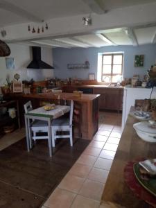 een keuken met een tafel en stoelen in een kamer bij Bed and Cèpes in Busserolles