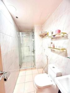 Un baño de SMDC Style Residences Condotel