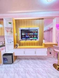 Una televisión o centro de entretenimiento en SMDC Style Residences Condotel