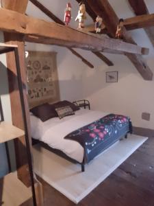 een slaapkamer met een bed op zolder bij Bed and Cèpes in Busserolles