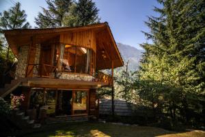 a house in the middle of a forest at Doghari Chalets Jibhi by Himtrek Stays in Jibhi