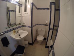 シッチェスにあるApartamentos Montserratの小さなバスルーム(トイレ、シンク付)