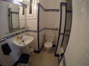 Koupelna v ubytování Apartamentos Montserrat