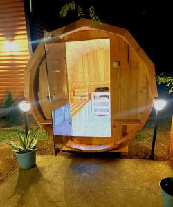 Una casa de madera con una cocina dentro. en Sunčana Strana Fruške Gore - veliko imanje sa kucom za odmor, en Velika Remeta