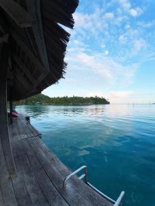 Yennanas BesirにあるFlotopia villaの遠くに島を持つ水上船 +20枚の写真