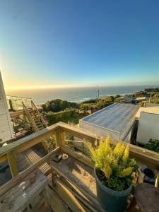 un balcón con vista al mar en Cabañas del Sol, en La Boca
