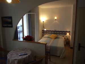 Postel nebo postele na pokoji v ubytování Apartamentos Montserrat