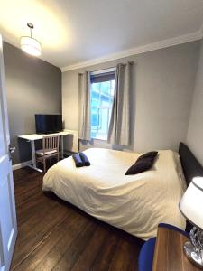 Postel nebo postele na pokoji v ubytování Modern Apartment in the heart of Guildford