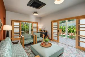 ein Wohnzimmer mit Sofa und Tisch in der Unterkunft Moorea Boutique Resort Samui in Ban Tai