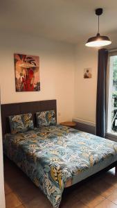 a bedroom with a bed in a room with a window at Studio Albatros en RDJ avec Terrasse, Parking privé, Piscine, proche Golf St Donat in Mouans-Sartoux