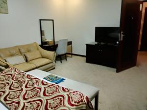 a living room with a couch and a tv at فندق مرايا بارك in Najran